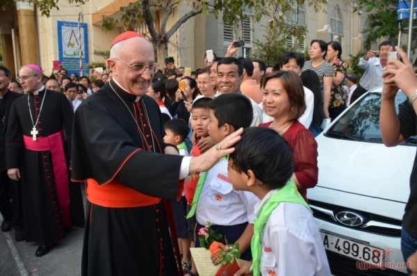 ĐHY Filoni viếng Thánh thể tại giáo xứ Gia Định & kết thúc chuyến thăm mục vụ tại Việt Nam