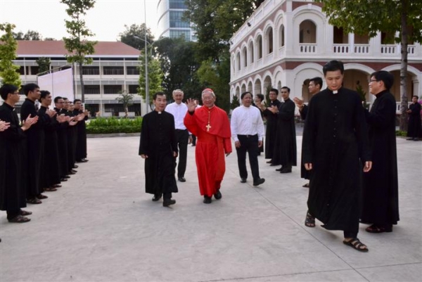 Quý Cha giáo và chủng sinh đón tiếp Đức tân Hồng y Phêrô Nguyễn Văn Nhơn