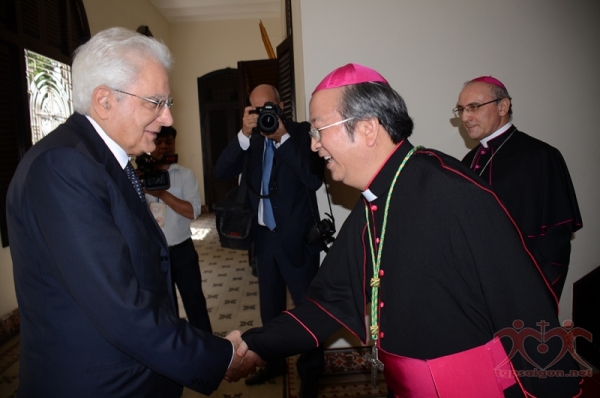 Đức Tổng Giám mục Phao lô Bùi Văn Đọc, Tổng Giáo phận TPHCM bắt tay Tổng Thống Sergio Mattarella của Italia
