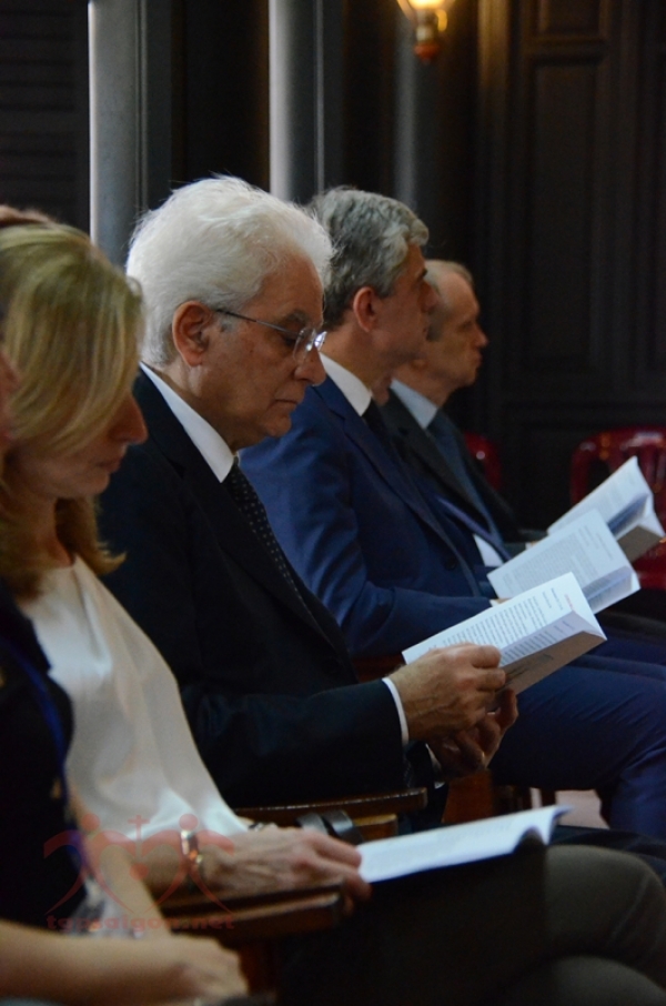 Tổng thống Sergio Mattarella cùng con gái và phái đoàn tham dự Thánh Lễ.