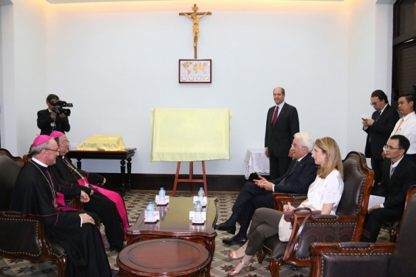 Thánh lễ kết thúc lúc 12g. Tiếp theo, tại phòng khách Toà TGM, Tổng thống Italia cùng Đức TGM Phaolô và Sứ thần Toà Thánh Leopoldo đã vui vẻ trao đổi một số câu chuyện. 